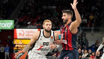 El alero de Baskonia Dani Díez defiende el avance del francés Isaïa Cordinier, de la Virtus de Bolonia.