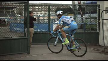 Evaldas Siskevicius espera a que le abran las puertas para entrar en el vel&oacute;dromo Andr&eacute; P&eacute;trieux y concluir la Par&iacute;s-Roubaix 2018.