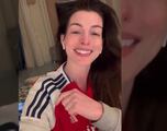 Del cine al fútbol: Anne Hathaway celebra al Arsenal como una verdadera fan