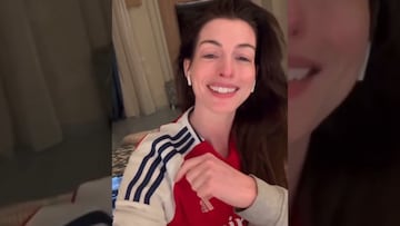 Del cine al fútbol: Anne Hathaway celebra al Arsenal como una verdadera fan