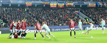 El delantero argentino anotó de falta directa su primer gol en Praga. Primer gol de falta directa del Atlético en Champions desde 2008, fue otro argentino Sergio Agüero.