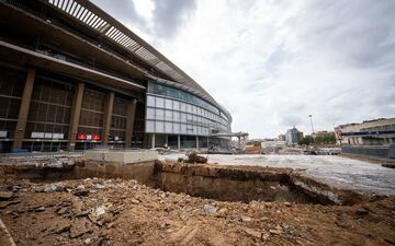 Las obras del Spotify Camp Nou continúan en los plazos previstos del calendario del Espai Barça. Las demoliciones avanzan en el Estadio y la imagen del templo del barcelonismo, tal y como lo conocíamos, ya forma parte de la historia.