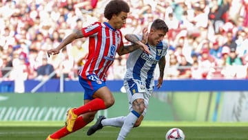 MADRID, 20/10/2024.- El centrocampista belga del Atlético de Madrid Axel Witsel (i) ante el delantero del CD Leganés Daniel Raba (d) durante el encuentro correspondiente a la décima jornada de LaLiga EA Sports entre el Atlético de Madrid y el CD Leganés disputado este domingo en el estadio Metropolitano de Madrid. EFE/ Chema Moya