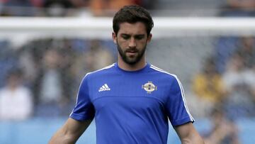 Will Grigg con la selecci&oacute;n de Irlanda del Norte en el calentamiento previo al partido ante Gales de octavos de final de la Eurocopa 2016.