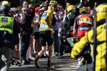 Chris Froome corriendo después de chocar con la moto de la organización y perder la bicicleta.