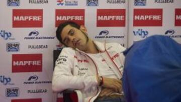 UNA CABEZADITA. Jordi Torres intenta descansar en el box del Team Aspar de Moto2.