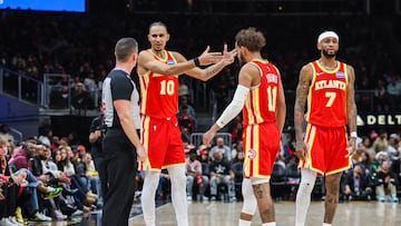Zaccharie Risacher, Trae Young y Nickeil Alexander-Walker durante un Atlanta Hawks-Chicago Bulls.