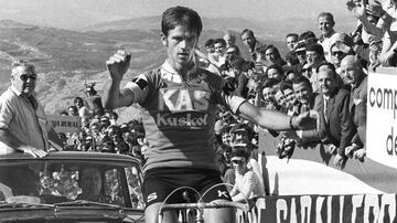 Txomin Perurena es el ciclista m¨¢s laureado de la historia del deporte espa?ol con 156 victorias, una especie de Alejandro Valverde de los a?os 60 y 70. S¨®lo seis corredores han logrado m¨¢s triunfos en el mundo. A diferencia del murciano, Txomin nunca gan¨® una gran ronda, aunque la acarici¨® en la Vuelta a Espa?a de 1975, que perdi¨® en la contrarreloj del ¨²ltimo d¨ªa en la misma puerta de casa, en San Sebasti¨¢n, por 14 segundos ante Agust¨ªn Tamames. Nunca se llev¨® la general, pero sum¨® 12 etapas en la ronda espa?ola. Perurena fue una figura gigante del ciclismo, que corri¨® en una de las ¨¦pocas m¨¢s gloriosas, la de Eddy Merckx y Luis Oca?a, y en las filas de un equipo legendario, el Kas. Destacaba por su punta de velocidad, que le hizo ganar muchas carreras, pero tambi¨¦n superaba bien la monta?a, como demuestra que gan¨® esta clasificaci¨®n en el Tour de Francia de 1974. Tras bajarse de la bicicleta, tambi¨¦n fue director en los equipos Orbea, Caja Rural y Euskadi. Entre sus ¨¦xitos en esta faceta destaca la ¨¦pica Vuelta de Pedro Delgado en 1985. El 8 de junio, el deporte vasco se visti¨® de luto con su muerte a los 79 a?os.