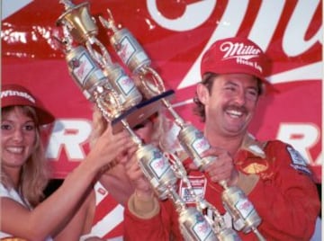 Tim Richmond fue un piloto estadounidensede la serie NASCAR. Murió el 13 de agosto de 1989 y dos semanas después se reveló que había padecido de sida. Se había infectado por tener relaciones sexuales con una mujer sin identificar.