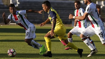 Futbol, Palestino vs Universidad de Concepcion.
 Primera fecha, Campeonato de Clausura 2016/2017.
 El jugador de Universidad de Concepcion , Jorge Luna, centro, disputa el balon con Leonardo Valencia de Palestino durante el partido de primera division en el estadio La Cisterna de Santiago, Chile.
 05/02/2017
 Paul Plaza/Photosport*******
 
 Football, Palestino vs Universidad de Concepcion.
 First date, Clousure Championship 2016/2017.
 Universidad de Concepcion &#039;s player, Jorge Luna, center, battles for the ball against Leonardo Valencia of Palestino  during the first division football match at the La Cisterna stadium in Santiago, Chile.
 05/02/2017
 Paul Plaza/Photosport