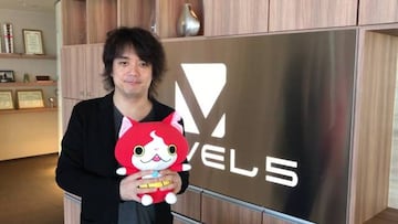 Akihiro Hino sosteniendo un peluche de Jibanyan, la mascota de Yo-kai Watch.