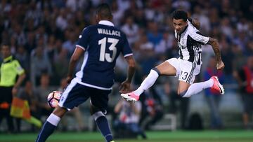 Juventus Defender from Brazil Dani Alves (R) scores during the Italian Tim Cup final on May 17, 2017 at the Olympic stadium in Rome. / AFP PHOTO / Filippo MONTEFORTE