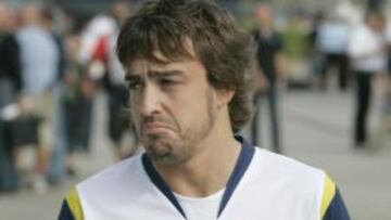 <b>ESPERANDO ACCIDENTES.</b> Fernando Alonso, piloto español de la escudería Renault, ha reconocido hoy que sus opciones de realizar mañana un buen resultado "dependen demasiado de la suerte", ya que sólo la aparición en pista del coche de seguridad podría favorecerle.