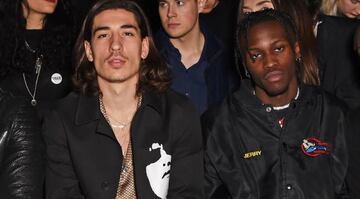 Héctor Bellerín acudió con su llamativo conjunto junto al modelo Shamel Kendrick.