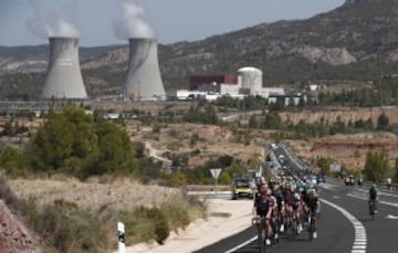 El pelotón pasa junto a la central nuclear de Cofrentes durante la 18ª etapa de la Vuelta Ciclista a España 2016, con salida en Requena y meta en Gandía, sobre un recorrido de 200,6 kilómetros. 