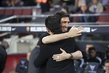 Saludo de los entrenadores Xavi Hernández e Iraola 
