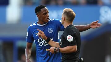 LIVERPOOL, ENGLAND - AUGUST 06: Yerry Mina of Everton complains to referee Craig Pawson during the Premier League match between Everton FC and Chelsea FC at Goodison Park on August 06, 2022 in Liverpool, England. (Photo by Chris Brunskill/Fantasista/Getty Images)