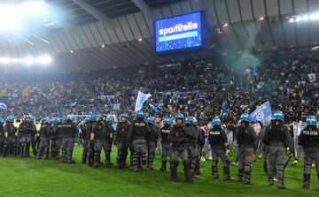 Aficionados Udinese Calcio agredieron a seguidores del Npoles cuando estos saltaron sobre el csped para celebrar el ttulo liguero.