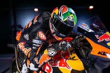 Brad Binder vestido con la equipación oficial, casco incluido, sobre la nueva KTM.