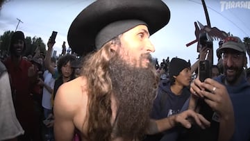 Skater disfrazado de pirata en Los Ángeles para el Halloween Hellbomb 2024.