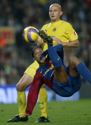 El jugador brasileño del Barcelona marca al Villarreal en la temporada 06/07.
 
