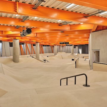 La planta de street tiene escaleras, barandillas, hubbas, y todo tipo de obstculos callejeros. Tambin est hecho de madera y es obra de Cambian Action Sports. Como el resto del edificio, ser para skate, BMX, scooter e inline.