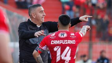 El entrenador de Ñublense, Jaime García, es fotografiado durante el partido de Primera División contra Universidad Católica, disputado en el estadio Santa Laura en Santiago.