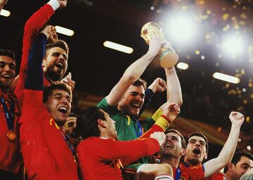 Un Mundial, dos Eurocopas, tres Champions, seis Ligas, tres Mundiales de Clubes, dos Supercopas de Europa y dos Copas del Rey, entre otros, convierten a Casillas en el portero con mejor palmar¨¦s de la historia. No s¨®lo no estuvo en el Dream Team, sino que tampoco fue elegido el segundo ni el tercer mejor portero de la historia para France Football.