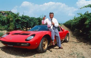 Ferruccio Lamborghini (1916-1993), fue un fabricante italiano de tractores y automóviles deportivos. Estudió mecánica en 1938 y al año siguiente fue movilizado para colaborar en el ejército italiano que acababa de iniciar la II Guerra Mundial. Tras el final del conflicto, aprovechó sus conocimientos mecánicos para fundar su propio taller donde fabricaba tractores, máquinas de aire acondicionado y sistemas de unidades calentadoras con partes de vehículos militares. 

Un día fue a ver a Enzo Ferrari para reclamarle por los problemas técnicos de sus coches. Ferrari insultó a Lamborghini, diciendo "un fabricante de tractores no me va a enseñar cómo hacer coches deportivos". Y afrentado por la reacción de Ferrari, Lamborghini decidió "construir un coche mejor que un Ferrari" y demostrar que los supercoches no deberían ser tan temperamentales como los Ferrari.
