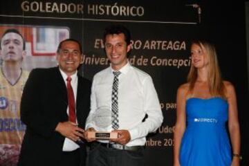 Pablo Ares recibió el premio del ausente Evandro Arteaga por ser máximo goleador histórico en un partido.