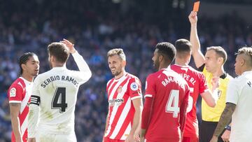 Ramos, viendo la roja en el Real Madrid-Girona.