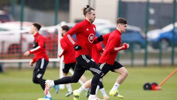 Bale se entrena con Gales.