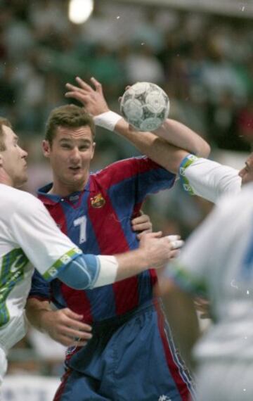 Jugó profesionalmente en la sección de balonmano del Barcelona durante catorce temporadas, entre 1986 y 2000. Tiene en su palmarés 10 Liga Asobal, siete Copas del rey, nueve Supercopas , tres Copas Asobal y 11 Ligas catalanas. A nivel internacional tiene seis Copas de Europa, dos Recopas y cuatro Supercopas.