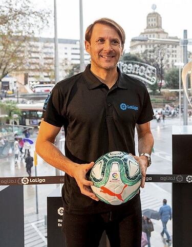 Capitán y referente del Valencia campeón de Copa con Ranieri y dos veces finalista de Champions con Cúper. Mendieta fue elegido mejor centrocampista de la Champions en la edición de 2000. Actualmente es Embajador de la Liga y comentarista en Inglaterra.