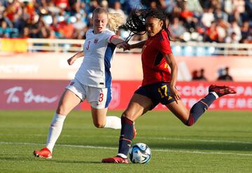 Salma and Jenni both scored twice as Spain beat Norway 4-2.