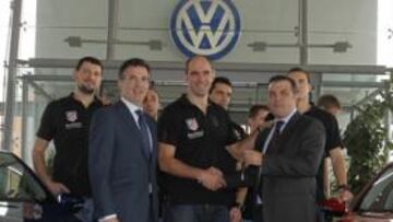 <b>ENTREGA. </b>Hombrados entre De los Reyes y Martínez, en Wagen 40