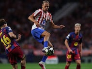 Atletico Madrid's Spanish midfielder #14 Marcos Llorente (C) jumps for the ball during the UEFA Champions League quarter final second leg football match between Club Atletico de Madrid and FC Barcelona at Metropolitano Stadium in Madrid on April 14, 2026. (Photo by Oscar DEL POZO / AFP)