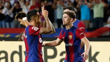 BARCELONA , 23/09/2023.- Los jugadores del FC Barcelona celebran el tercer gol de su equipo (anotado por Cancelo -i-) durante el encuentro de la jornada 6 de LaLiga entre FC Barcelona y RC Celta de Vigo, este sábado en el Estadio Olímpico de Montjuic, en Barcelona. EFE/ Toni Albir
