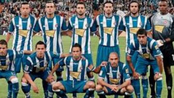 <b>LOS DEL BERNABÉU. </b>Nené, Moisés, Pareja, Jarque, Sergio, Kameni, Luis, Beranger, Tamudo, De la Peña y Román posan sobre el Bernabéu. Mañana pueden repetir.