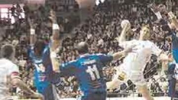 <b>ARROLLADORES.</b> Pajovic, que marcó tres goles, en el momento de ejecutar un lanzamiento a puerta.