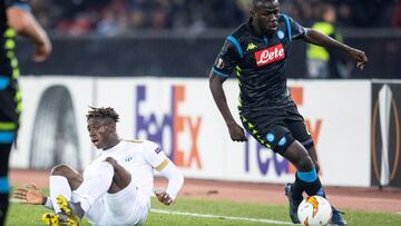 ELZ19475ELFCZ. ZURICH (SUIZA), 14/02/2019.- Stephen Odey, de Zurich, a la izquierda, lucha por el bal&oacute;n contra Kalidou Koulibaly de Napoli, a la derecha, este jueves, durante un partido de la Liga Europa entre FC Z&uacute;rich y SSC Napoli en el es