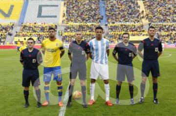 El árbitro Iglesias Villanueva acompañado por sus asistentes Costoya Rodríguez y Ramos Ferreiros, el cuarto árbitro Pinto Herrera y los capitanes Aythami y Weligton.