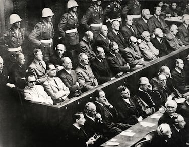El 1 de octubre de 1946 finalizaron, con la lectura de las sentencias, los juicios de Nuremberg donde fueron juzgados y condenados los principales dirigentes del régimen nazi por crímenes contra la humanidad, entre ellos Hermann Göring, Karl Dönitz y Rudolf Hess.  Se condena a muerte a 12 jerarcas nazis, otros reciben largas penas de prisión y algunos son absueltos.