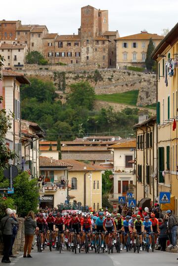 Gaviria conquistó su primer triunfo al esprint en este Giro