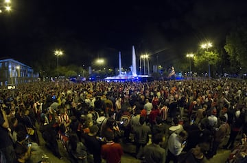 Los aficionados atléticos celebraron el título en la madrileña plaza de Neptuno.