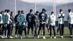 Eduardo Coudet, rodeado por sus jugadores en el inicio de un entrenamiento del Celta.