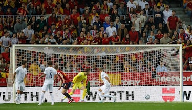 Dani Olmo recibe el pase de Balde y golpea con toda la intención con el exterior de su bota, terminando dentro de la portería de Noruega. 