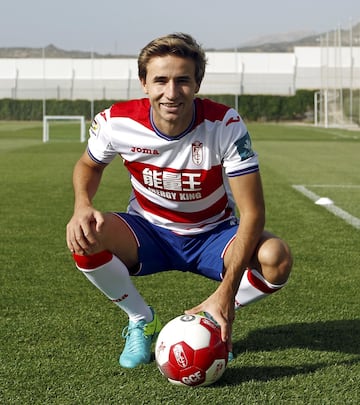 Comenzó su carrera en el filial del Barcelona, club en el que jugó durante siete temporadas desde 2013 hasta 2019, saliendo cedido al Granada la temporada 2016-2017. 