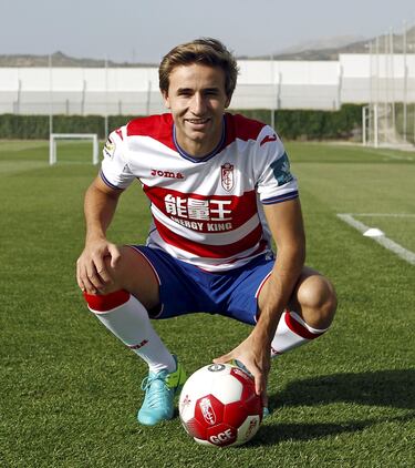 Comenzó su carrera en el filial del Barcelona, club en el que jugó durante siete temporadas desde 2013 hasta 2019, saliendo cedido al Granada la temporada 2016-2017. 