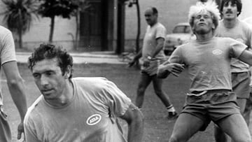 Quini, entren&aacute;ndose con el Oviedo, delante de Lope Acosta y Braojos.